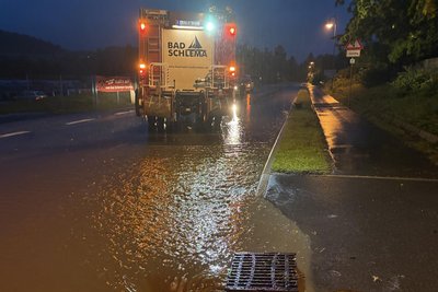 In Bad Schlema wurde eine Kreuzung vom Wasser überflutet.