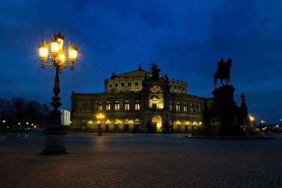 Der Theaterplatz in Dresden blieb nach der Absage der Pegida-Kundgebung am Montagabend weitgehend verwaist. Einen Eilantrag zur Aufhebung des Versammlungsverbots aufgrund der Terrorwarnungen hatte das Verwaltungsgericht Dresden am Nachmittag abgelehnt.