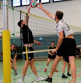 VSV-Außenangreifer Marcel Bruns (rechts) ist hier rechtzeitig gegen Toni Laube zur Stelle. 
