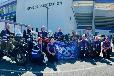 Mehr als 3000 Kilometer für ein Fußballspiel des FC Erzgebirge Aue: Die Veilchenbiker – hier kurz vor der Abfahrt – sind ihrer Mannschaft im Sommer bis nach Nordirland gefolgt.