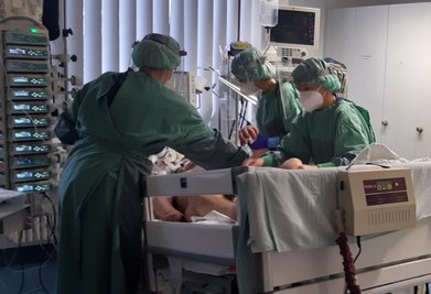Blick in die Covid-Intensivstation des Erzgebirgsklinikums: Nicht allein der Job bringt Ärzte und Pfleger an ihre Leistungsgrenze, sondern auch die vorgeschriebenen Hygienemaßnahmen. So muss neben der Schutzkleidung und einer FFP2-Maske auch noch permanent ein Visier vor dem Gesicht getragen werden. 