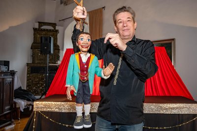 Adventsmarkt auf Schloss Rochsburg: Hans-Joachim Pandel mit seinem Hanswurst.