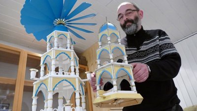 Dem von seinem Großvater gefertigten Original, das Gerd Melzer in den Händen hält, hat der Scharfensteiner eine neue Pyramide im identischen Stil nachempfunden. 