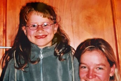 Katharina Hennig war als Sechsjährige stolz, sich mit Viola Bauer und deren Medaille fotografieren zu lassen. Jetzt hat sie selbst eine. 