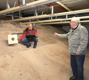 Der Sandwall soll für Sicherheit sorgen. Vereinschef Uwe Bräuer (links) und Kassenwart Lutz Thümmler auf der Schießbahn. 