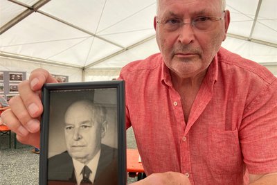 Dietmar Schnorr mit einem Foto seines Onkels, Volkmar Schnorr, der als Lokführer 1959 den ersten Zug über die Behelfsbrücke steuerte.