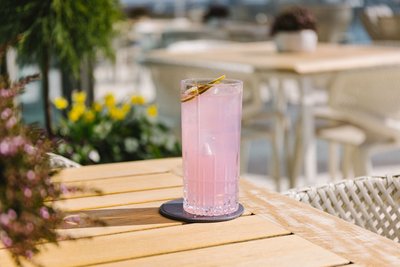 Eine Kombi aus Bitterkeit, Salz und Säure: Der Paloma besteht aus 5 cl Tequila, 10 cl Grapefruit-Soda, 1 cl Limettensaft und einer Prise Salz.