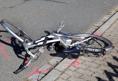 Ob es eine Berührung zwischen dem Traktor und der Frau gab, ist bisher unklar.