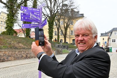 Hainichens Oberbürgermeister Dieter Greysinger ist großer Fan des Purple Path, er hat extra Wegweiser aufstellen lassen.