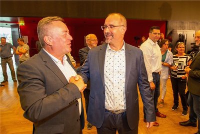 Amtsinhaber Ralf Oberdorfer (links) gratulierte seinem Nachfolger Steffen Zenner. 