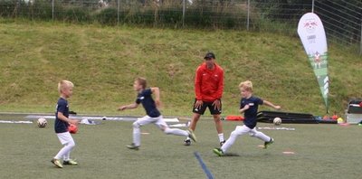 Für die jüngsten Kicker standen beim Fußballcamp von RB Leipzig in Neukirchen unter anderem Laufübungen auf dem Programm. 