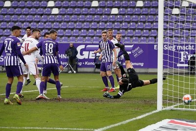Kalte Dusche für Aue nach einer Minute: Dovedan trifft zum 1:0 für Nürnberg.