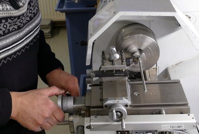 In seiner Werkstatt verfügt Gerd Melzer über die notwendige Technik, um alle Teile der Pyramide selbst herzustellen - auch die Welle aus Metall.
