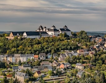 Das Schloss Augustusburg, fotografiert mit einer Drohne. 