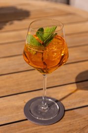 Sieht aus wie Aperol Spritz, ist es aber nicht. Der alkoholfreie Crodino Spritz aus italienischem Crodino, Soda oder alkoholfreiem Weißwein besticht mit Zitrus- und Fruchtnoten sowie leichter Kräuterwürze.