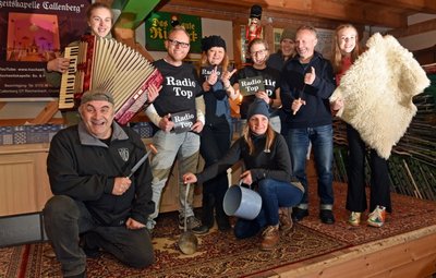 Akteure des Falkenauer Sommertheaters bei der Probe auf der Bühne der Rochhausmühle Grünhainichen, auf der am Sonnabend das umgearbeitete Weihnachtsstück auf die Bretter kommt.
