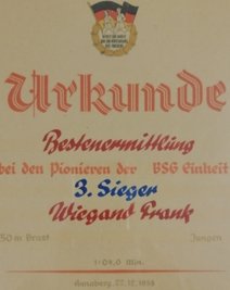 Die einzige Trophäe die gut sichtbar bei den Wiegands hängt ist Franks erste Urkunde von 1953.