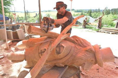 Jesse Toso aus Kanada gestaltet in Blockhausen eine Oktoberfestskulptur.
