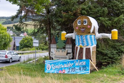 Seit Wochen grüßt am Ortseingang Königswalde dieses große Maskottchen.