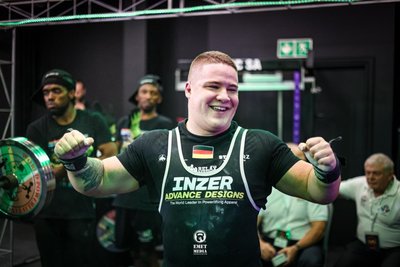 Es ist vollbracht: Arne Becker bejubelt seinen erfolgreichen Weltmeister-Versuch. 200 Kilogramm drückte der Oberwiesenthaler bei der WM nach oben.