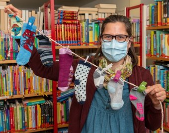 Auch in der Bibliothek in Penig kann in der kommenden Woche wieder gestöbert werden, wenn die Infektionszahlen niedrig bleiben. Für den Besuch ist es unter anderem nötig, telefonisch einen Termin zu vereinbaren.Leiterin Antje Grabner freut sich auf viele weitere junge Leser, die an einer Mitmachaktion teilnehmen. Zum 25. Geburtstag des Kinderbuchs "Rabe Socke" kann eine gewaschene Socke gegen eine Überraschung eingetauscht werden.