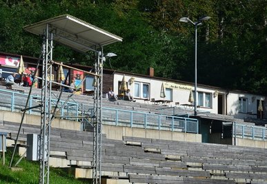Die Seebühne an der Talsperre Kriebstein ist in die Jahre gekommen. Mithilfe von Bundesmitteln ist nun ein Umbau geplant. Auch die Gemeinde selbst muss dafür viel Geld in die Hand nehmen. 