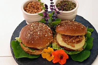 Zehn Kräuter werden im Patty des Augustusburg-Burgers verarbeitet.