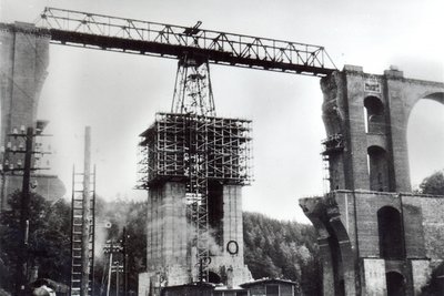 Eine schwindelerregende Konstruktion: Die Behelfsbrücke über den zerstörten Brückenpfeiler der Elstertalbrücke.