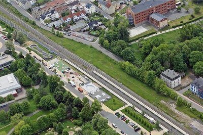 Der Blick aus der Vogelperspektive: Direkt neben der Bahn entsteht die neue Freizeitanlage. Der Pumptrack als oberstes Element kann bereits seit der vergangenen Woche genutzt werden. 
