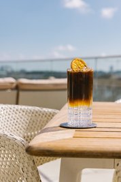 Der Cold Brew Tonic ist die alkoholfreie Variante des modernen Klassikers Espresso Martini.