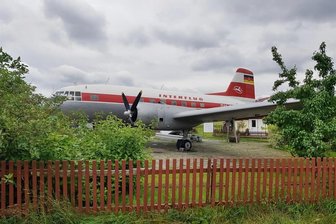 316. Fliegerstammtisch in Cämmerswalde: Im Fokus steht ein einst geheimer Feldflugplatz - Neben der Gaststätte „Am Flugzeug“ in Cämmerswalde ist eine IL-14 zu bewundern