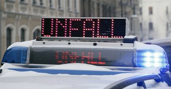 32-Jähriger fährt in Baustellenloch - 