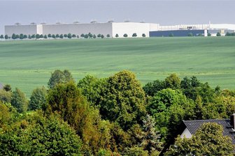 32-Jähriger verletzt sich in Berbersdorf an Förderband - Blick auf das Edeka-Großlager in Berbersdorf, hier eine Aufnahme aus dem Jahr 2019. 