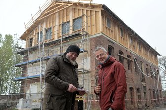 32-Millionen-Euro-Projekt Hoheneck: Richtfest an alter Wäscherei gefeiert - Franko Hegenbart, der Geschäftsführer der Hegenbart GmbH (l.), und OB Marcel Schmidt vor der alten Wäscherei.