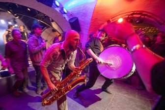 32. Plauener Folkherbst findet furioses Finale - Beim letzten Wertungskonzert des Plauener Folkherbst im Malzhaus ging mit der Batiar Gang die Post ab.