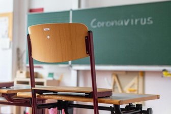 «Coronavirus» steht auf einer Tafel in einem leeren Klassenzimmer.