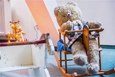 Den Teddy in der Ausstellung sieht man ihren häufigen Gebrauch an.