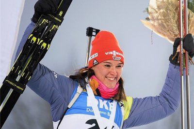 Denise Herrmann strahlte beim Sprung auf das Podest. 
