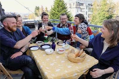 Kleine Runden, gutes Essen: Johannes, Anja. Julia, Henning, Anja, Jonte sowie Marlen lassen sich die Vorspeise schmecken. 