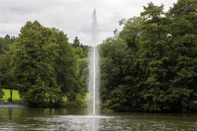 Ein Bild aus besseren Tagen: Zurzeit ist die Fontäne im Stadtparkteich abgeschaltet.