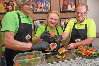 Gourmetfleischer Ingolf Fischer belegt mit Evelyn und Steffen Jugelt die Burger-Varianten.
