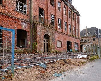 Der Abriss der letzten großen Industriebrache im Glauchauer Wehrdigt, der ehemaligen Färberei an der Wilhelmstraße, beginnt.