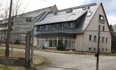 Der Zugang zum ehemaligen Gästehaus-Gelände in Johanngeorgenstadt ist meist mit einem Zaun verschlossen. 