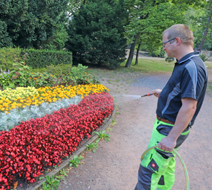 Gartenfachmann Stefan Sträche sorgt dafür, dass die Blumen im Albertpark nicht vertrocknen. 