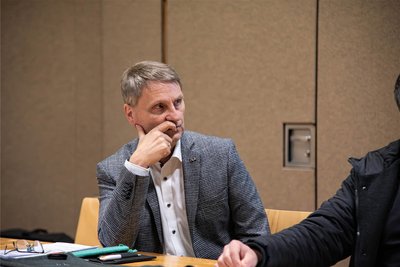 Hauptamtsleiter Hannes Schulz musste im Stadtrat einräumen, dass es den Widerspruch der Firma gibt.
