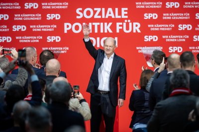Bundeskanzler Olaf Scholz (SPD) winkt nach seiner Rede bei der sogenannten "Wahlsiegkonferenz" der SPD. Mit der Konferenz startet die Partei in den Wahlkampf zu den vorgezogenen Bundestagswahlen 2025.