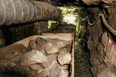 Der abgesprengte Gneis wird aus dem Berg transportiert - in den großen Hunten mittels Grubenlok.