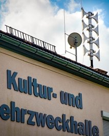 Sirenenanlage auf dem Dach der Kultur- und Mehrzweckhalle im Oederaner Ortsteil Frankenstein. Moderne Sirenen haben eine größere Reichweite als alte und funktionieren auch bei Stromausfall. 