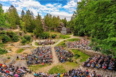 Volle Ränge hat es in diesem Sommer oft vor der Freilichtbühne an den Greifensteinen gegeben. Die Saison dort ist am Sonntag mit dem Familientheaterstück "Robin Hood" zu Ende gegangen. 