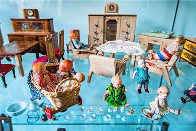 Außerdem zu sehen: Altes Puppenstubenmöbel.